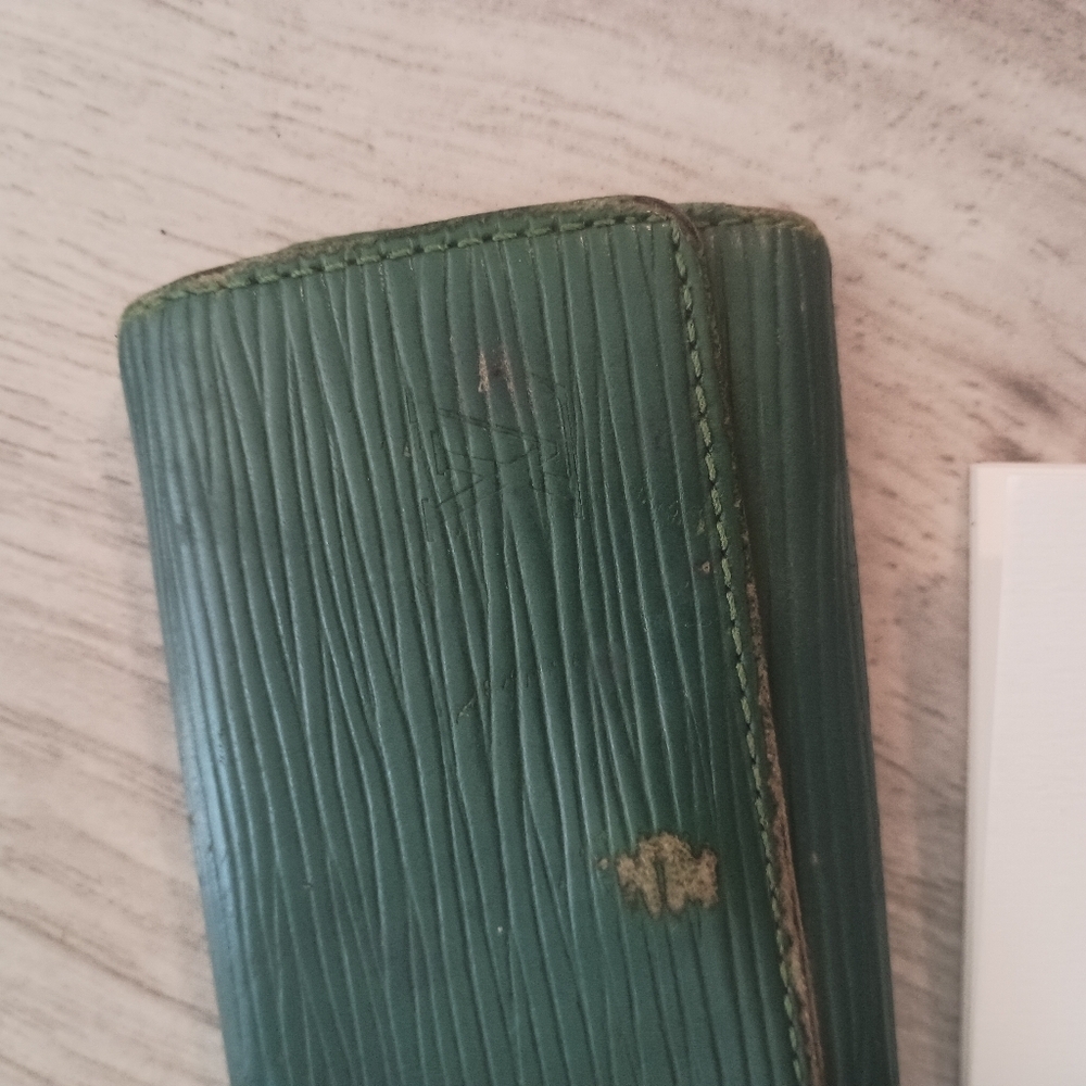AUTHENTIC Louis Vuitton Green Epi Leather 4 Key Holder - Picture 3 of 7